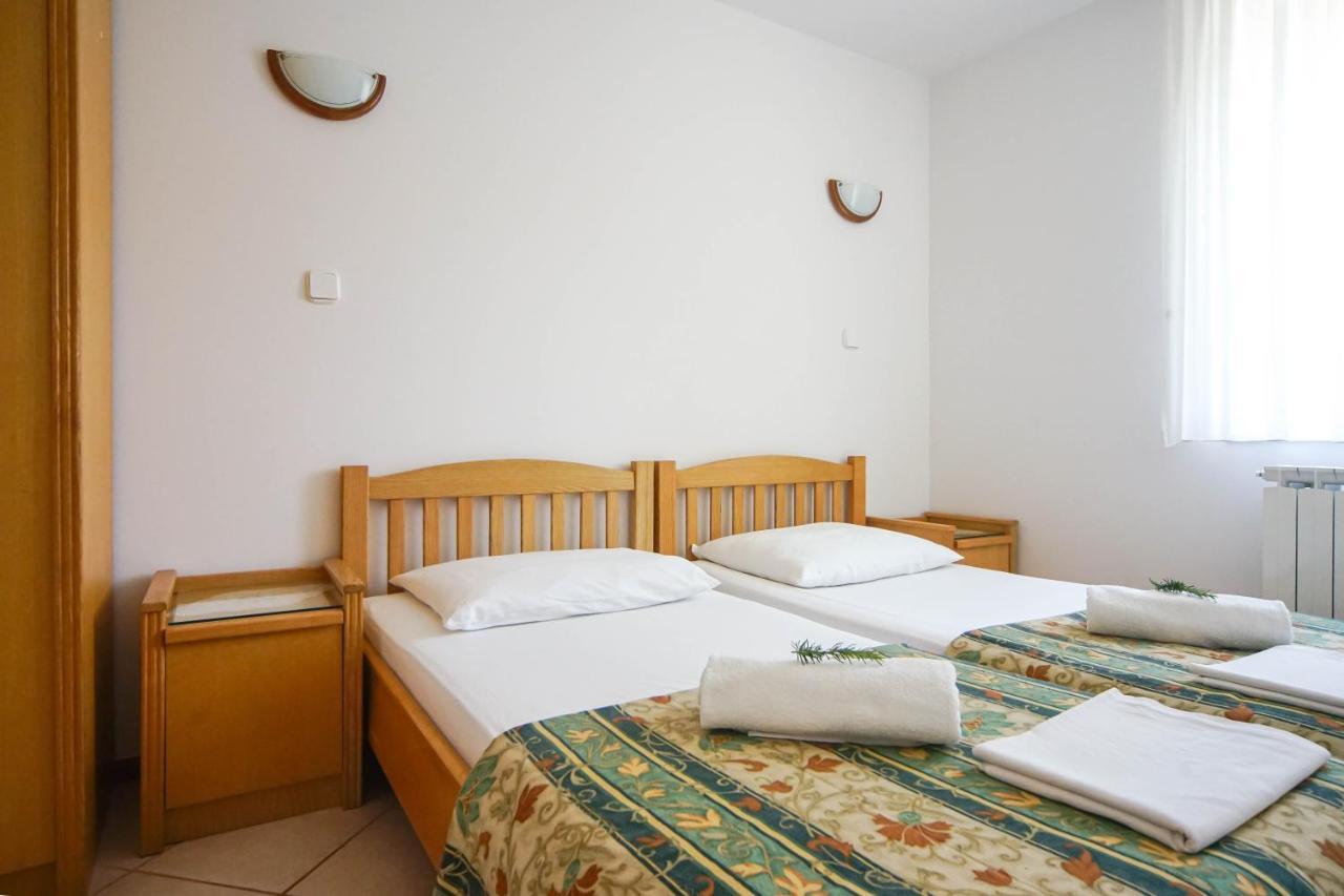 אומאג Apartments And Rooms Degra מראה חיצוני תמונה