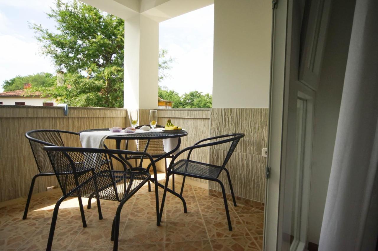 אומאג Apartments And Rooms Degra מראה חיצוני תמונה